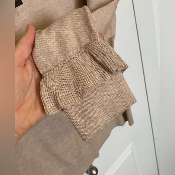 NWT Banana Republic tan v-neck sweater, ruffle wrist - Picture 4 of 7